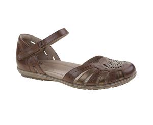 Earth Shoes Womens Cahoon Comfort Closed Toe Sandal in Almond Brown Leather